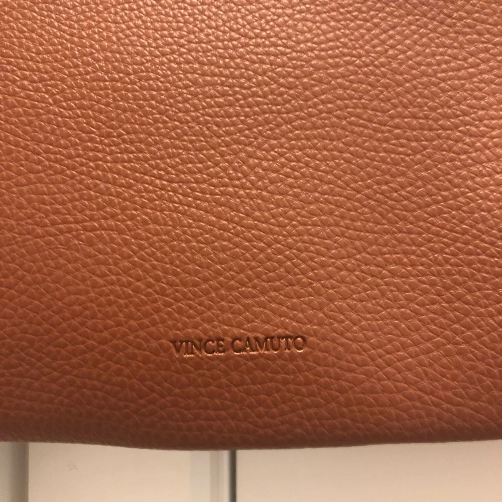 💖 BRAND NEW Vince Camuto Luck Pebble vegan leather bag! Brown with black stripe - Picture 4 of 8